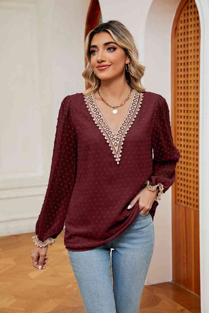 Blusa con cuello en V en contraste de lunares suizos