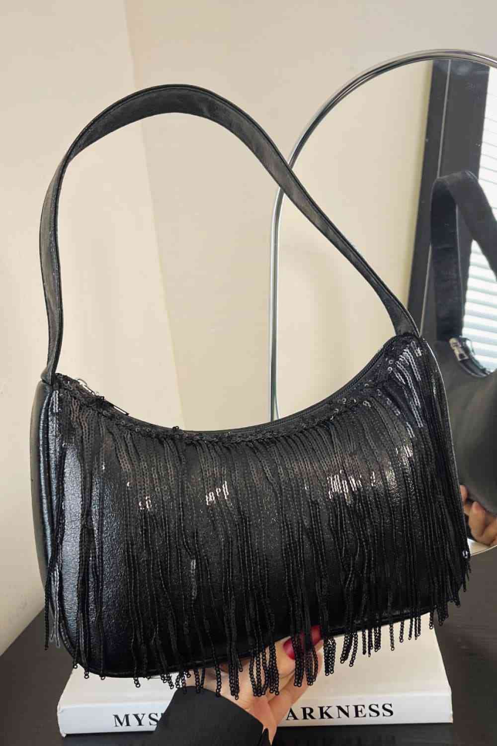 Bolso con detalle de flecos