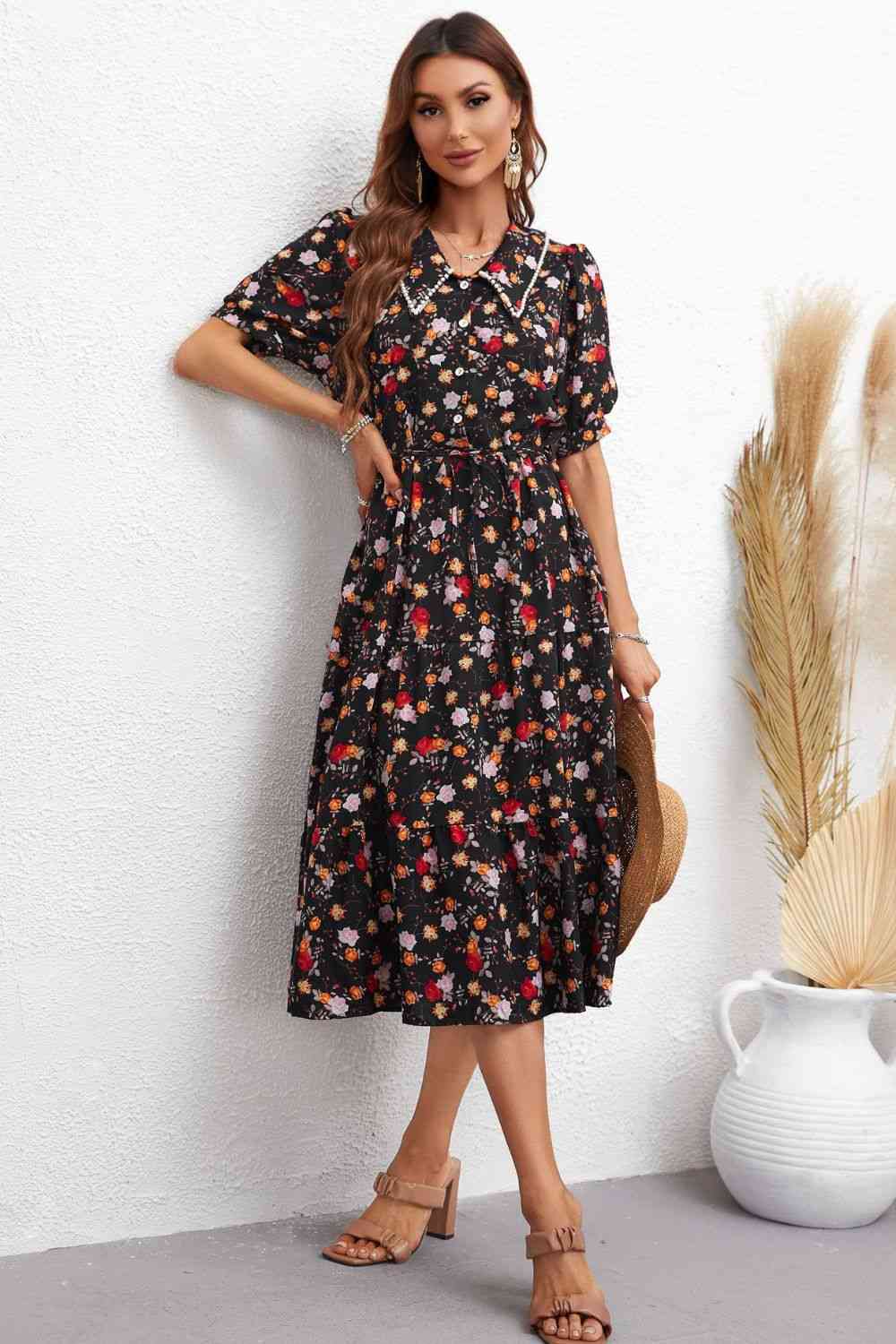 Vestido floral con cuello y mangas abullonadas