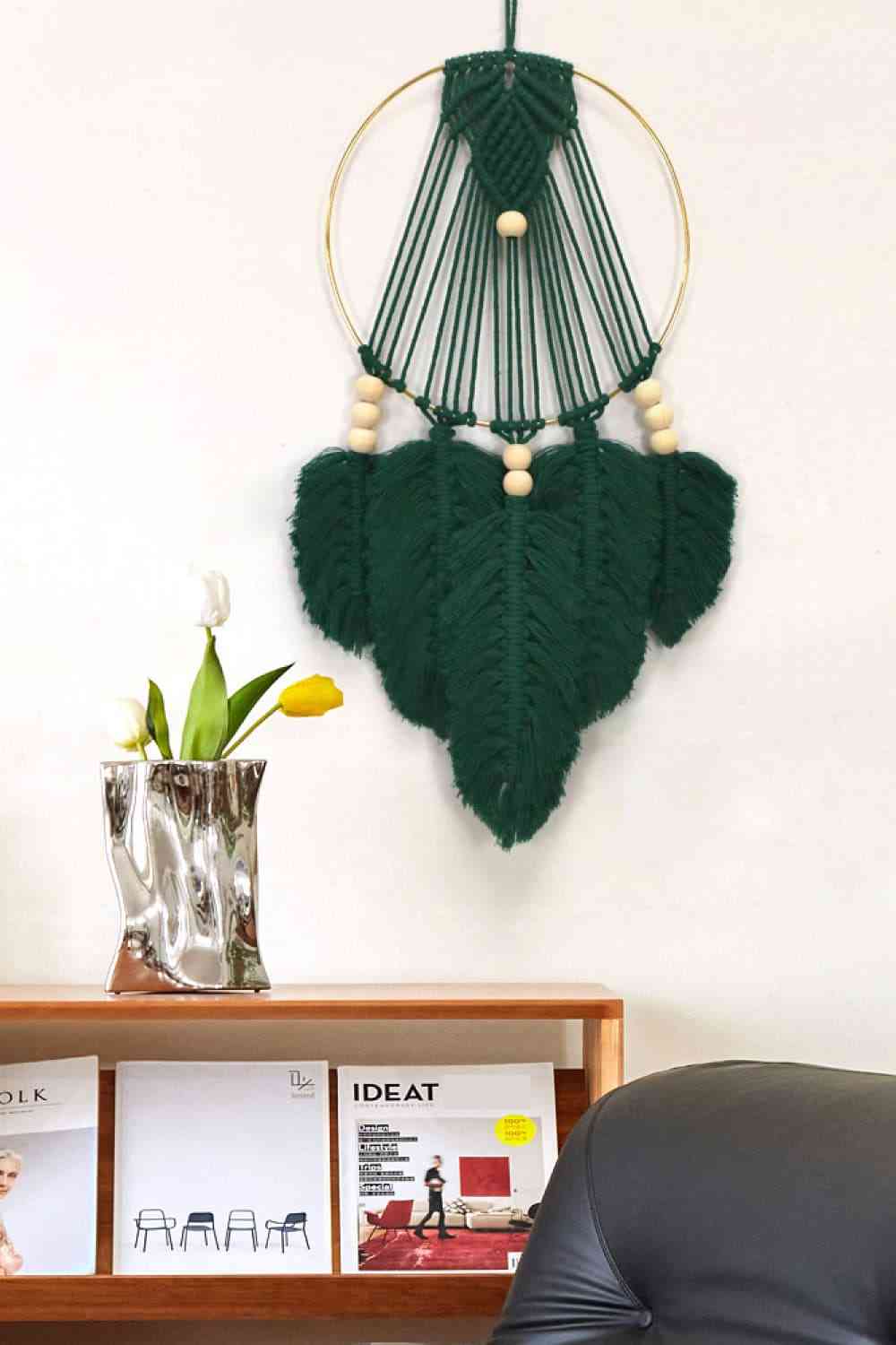 Decoración colgante de pared de macramé de plumas