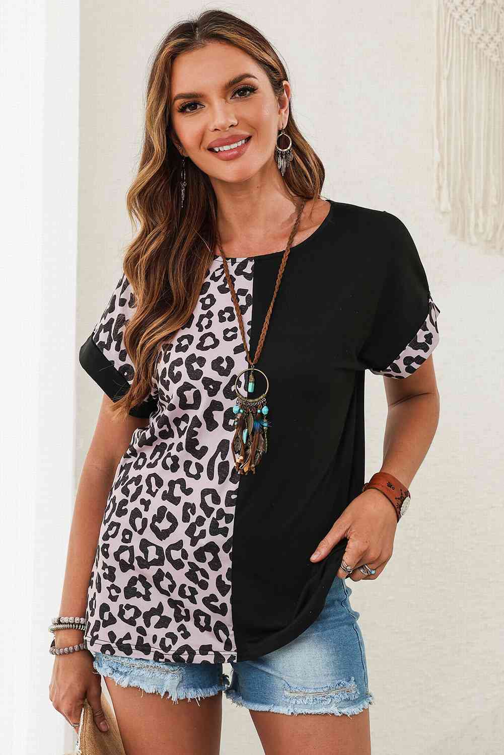 Camiseta con cuello redondo y estampado de leopardo en dos tonos