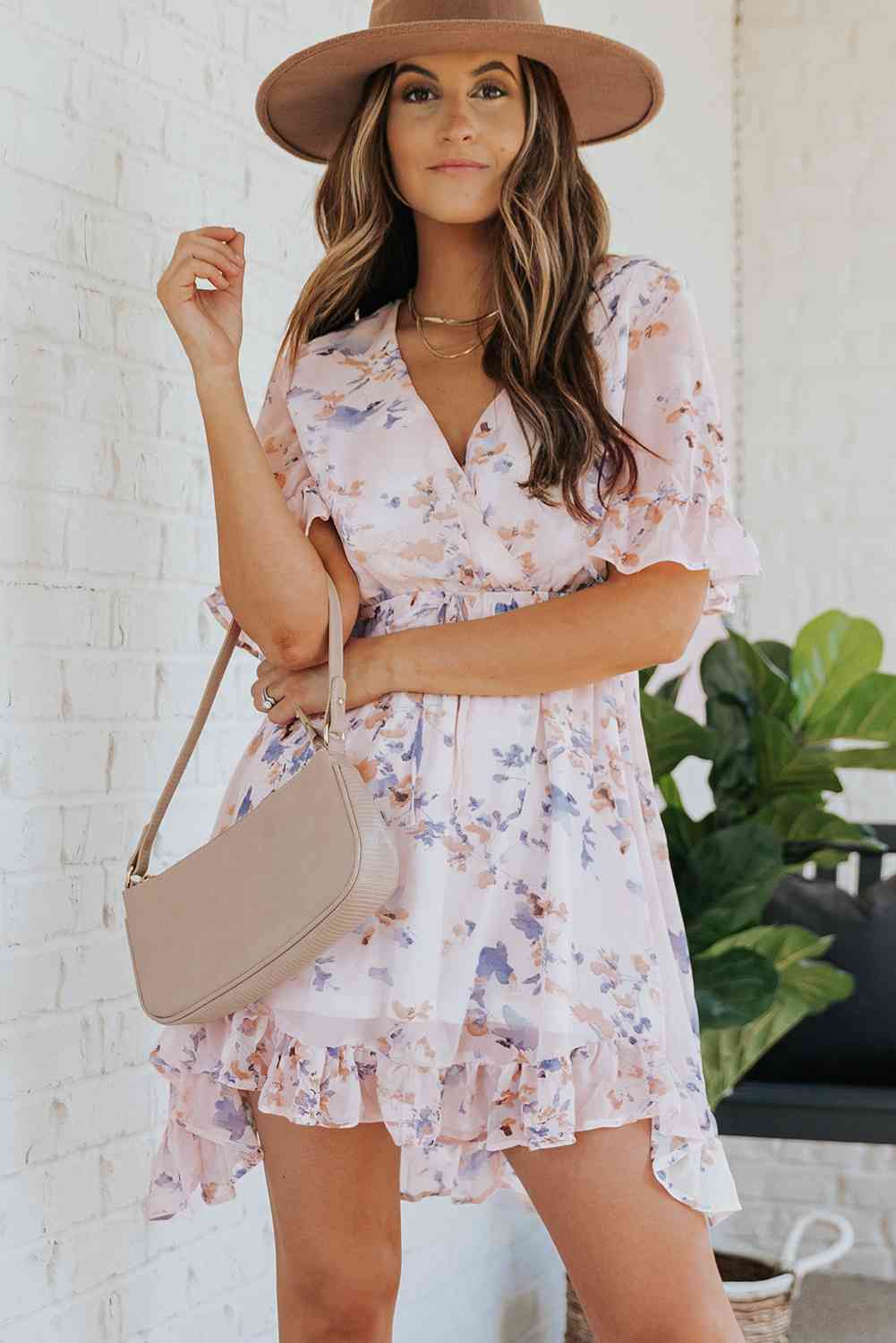 Vestido floral con cordón en la cintura y volantes