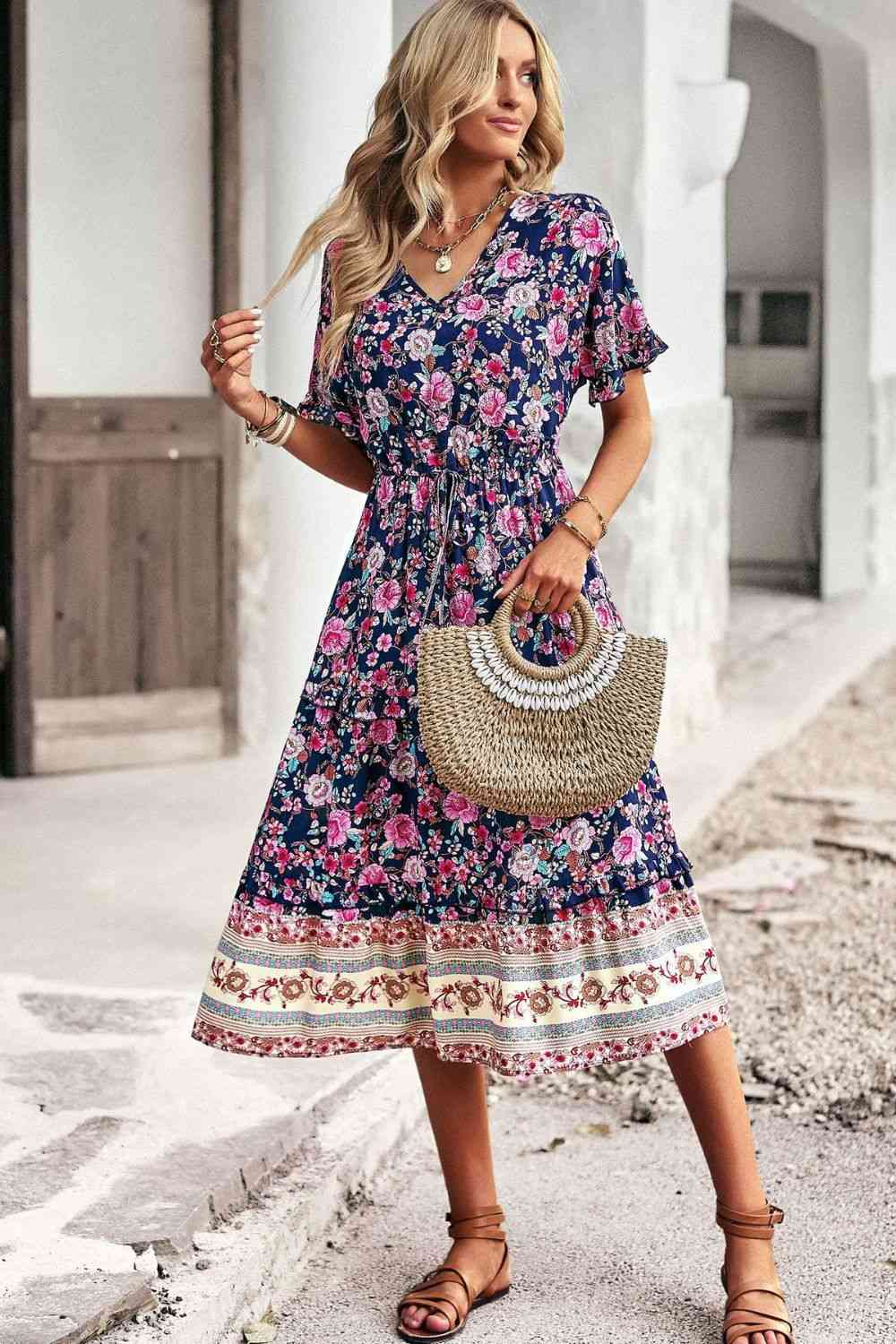 Robe midi à manches courtes et col en V avec cordon de serrage