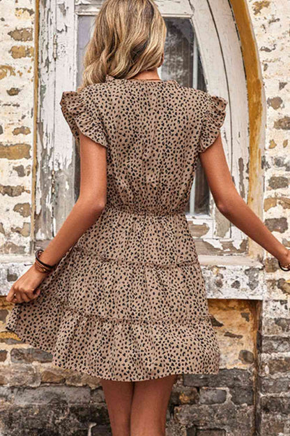 Vestido escalonado con mangas de mariposa y estampado de leopardo