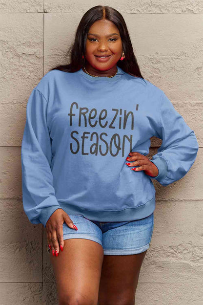 Sudadera con gráfico FREEZIN' SEASON de tamaño completo de Simply Love