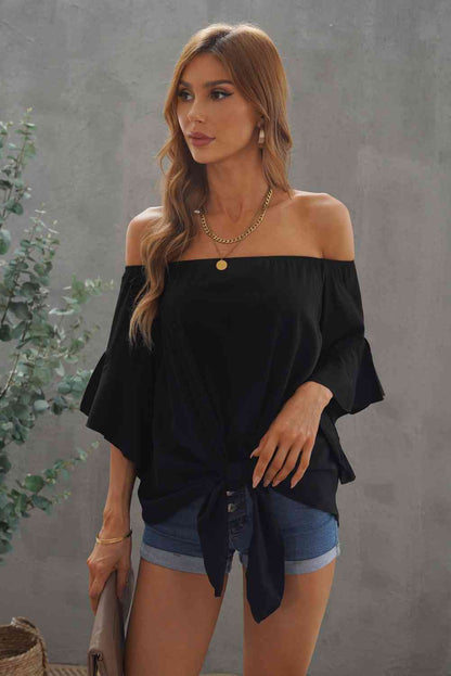 Blusa con dobladillo anudado y hombros descubiertos