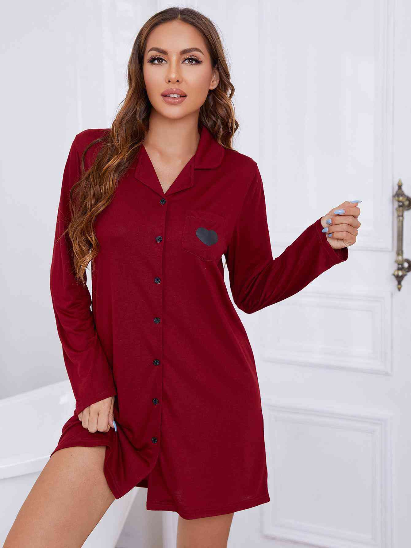 Robe de nuit à manches longues et col à revers graphique coeur