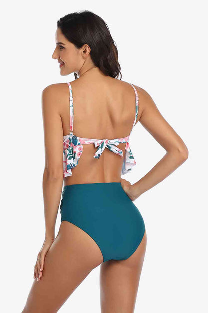 Traje de baño de dos piezas con volantes y estampado tropical