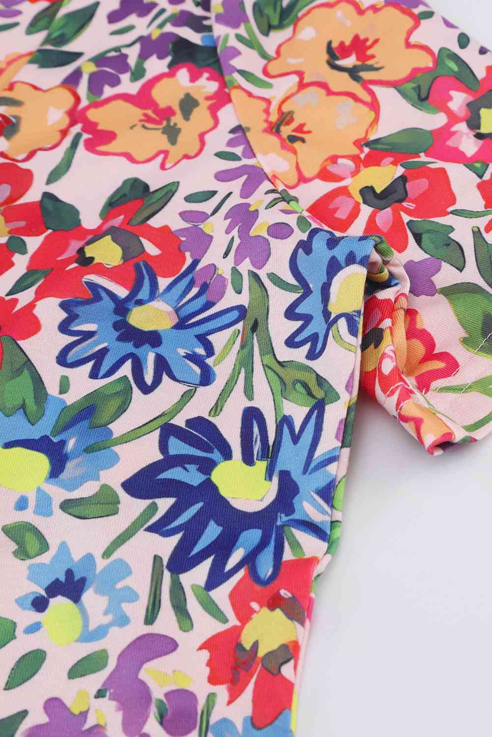 Vestido floral de manga corta con cuello redondo