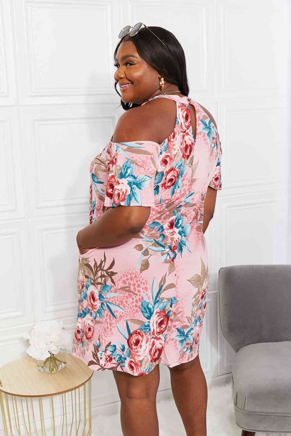 Sew In Love Robe à épaules dénudées pleine grandeur avec fleurs fraîchement coupées