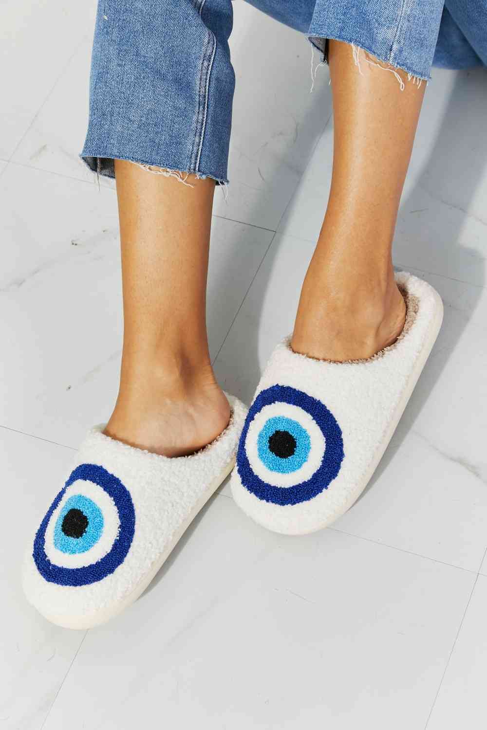 Pantuflas de felpa con ojos de MMShoes