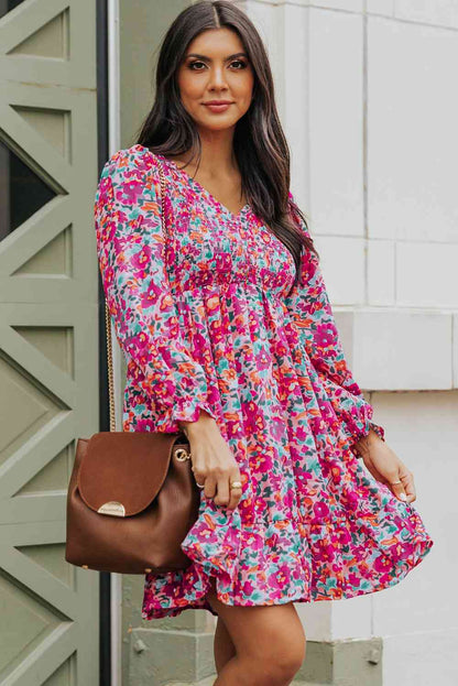 Vestido floral fruncido con cuello en V y mangas con volantes