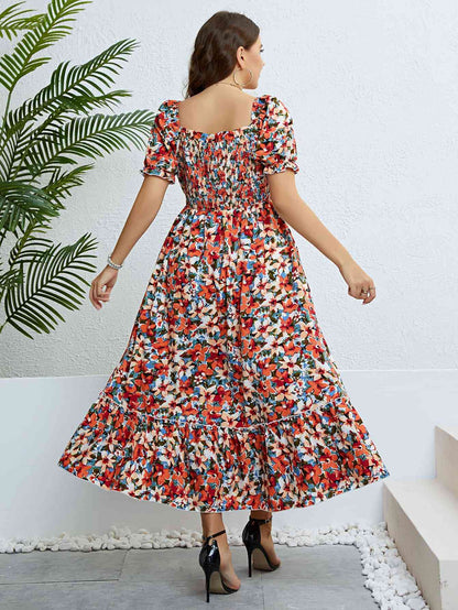 Vestido con cuello cuadrado y fruncido floral de talla grande