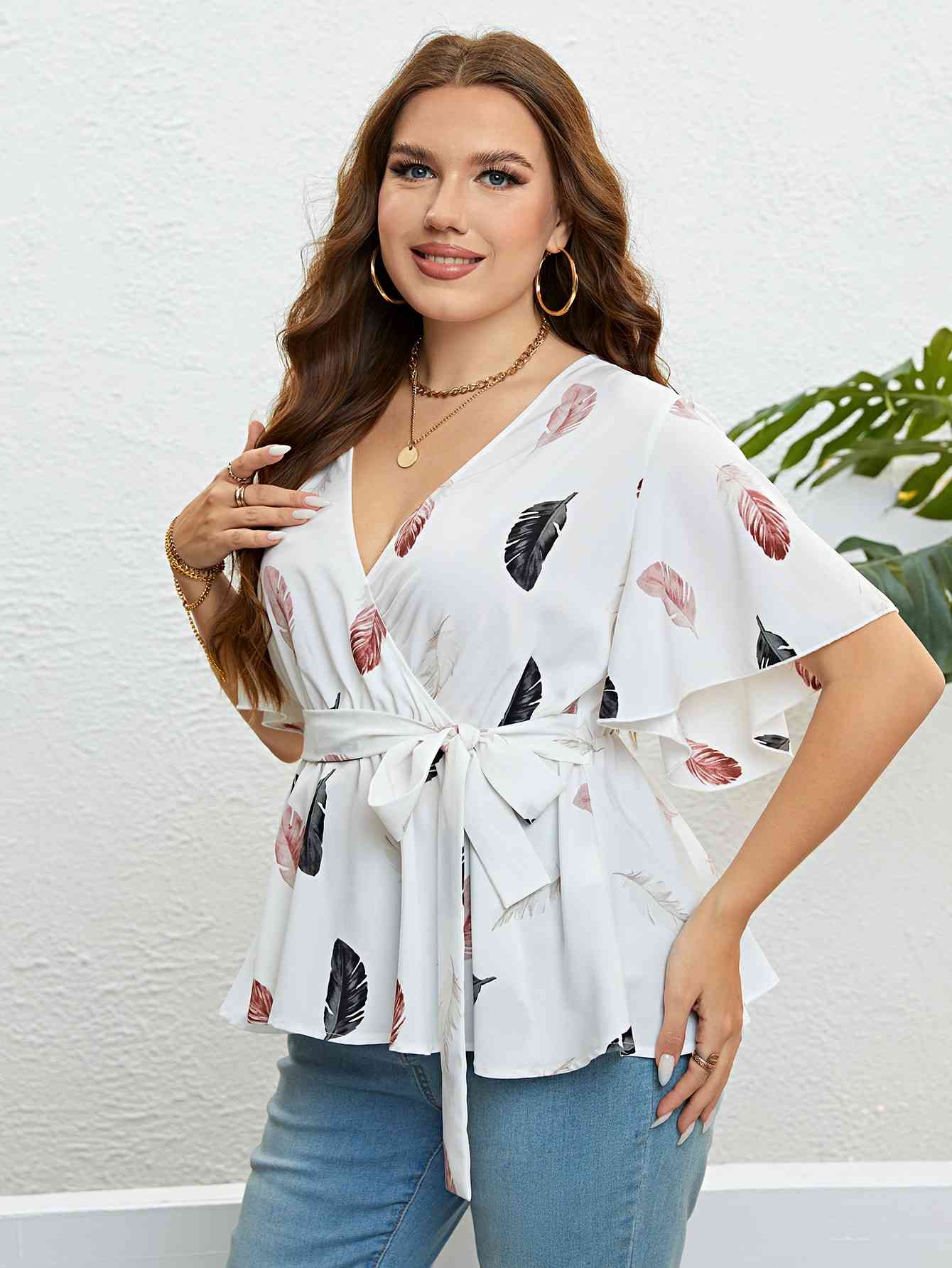 Blusa con mangas acampanadas y estampado de plumas