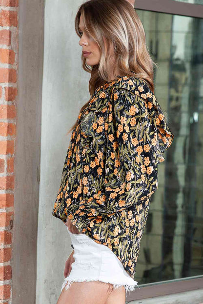 Blusa estampada con cuello anudado y mangas de mariposa