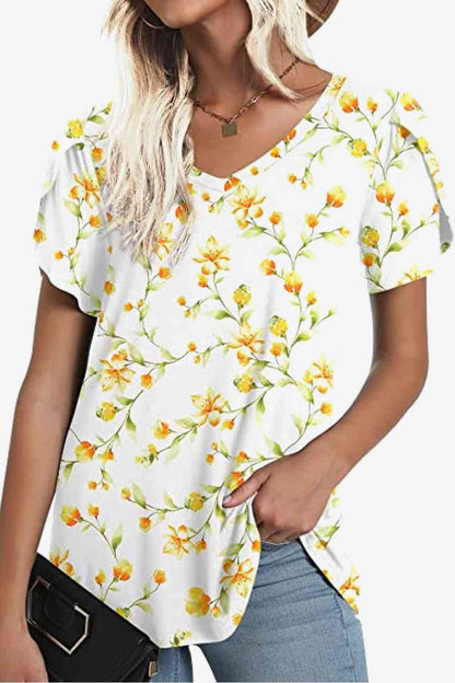 Blusa estampada con cuello en V y mangas de pétalos