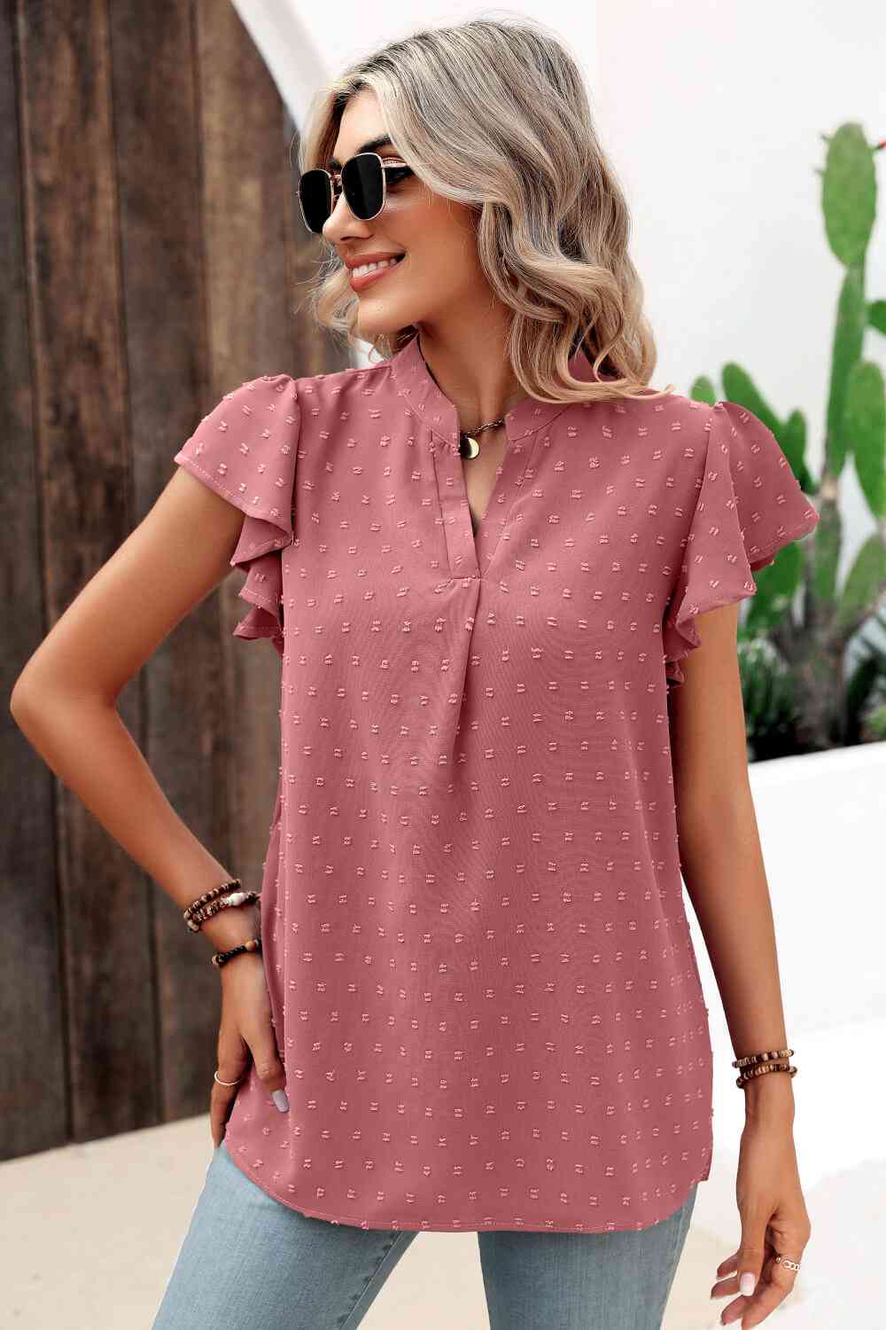 Blusa con cuello con muescas y mangas acampanadas con lunares suizos