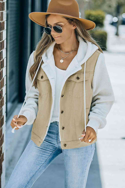 Chaqueta con capucha de denim sherpa empalmada en dos tonos