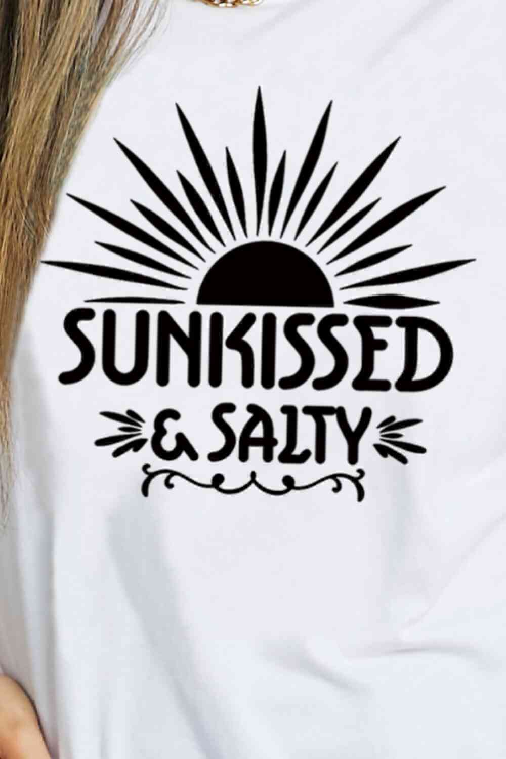 Camiseta de algodón con gráfico SUNKISSED &amp; SALTY de Simply Love