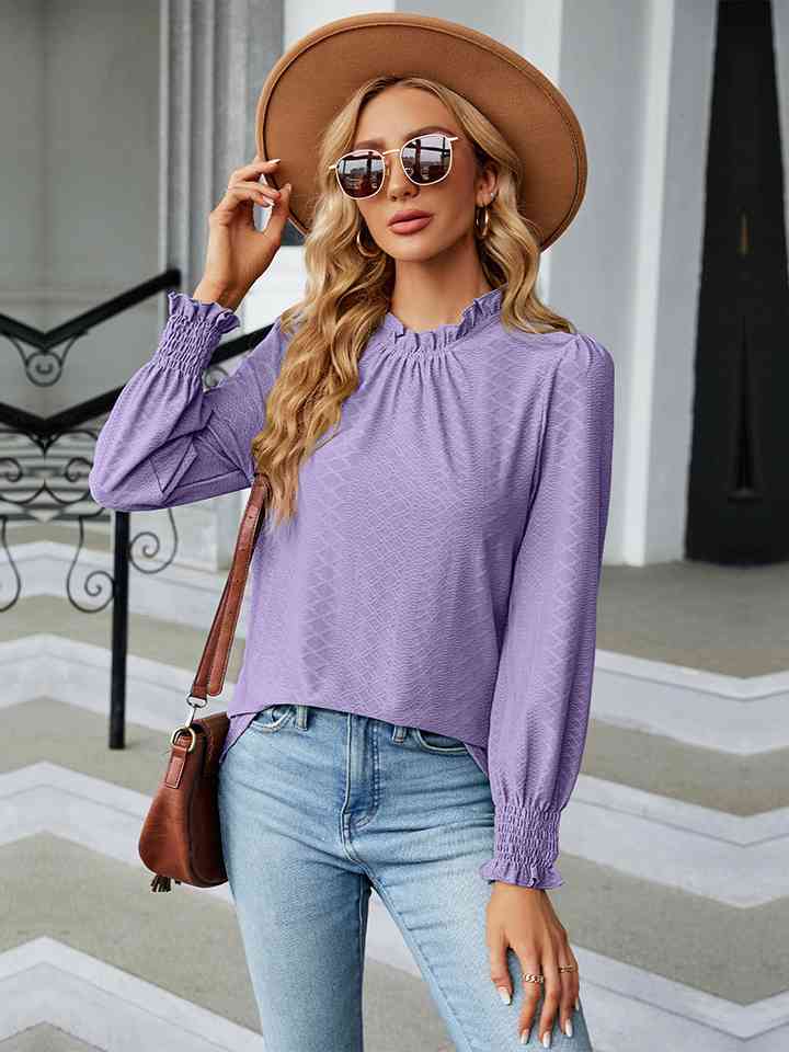 Blusa con cuello redondo y mangas con volantes