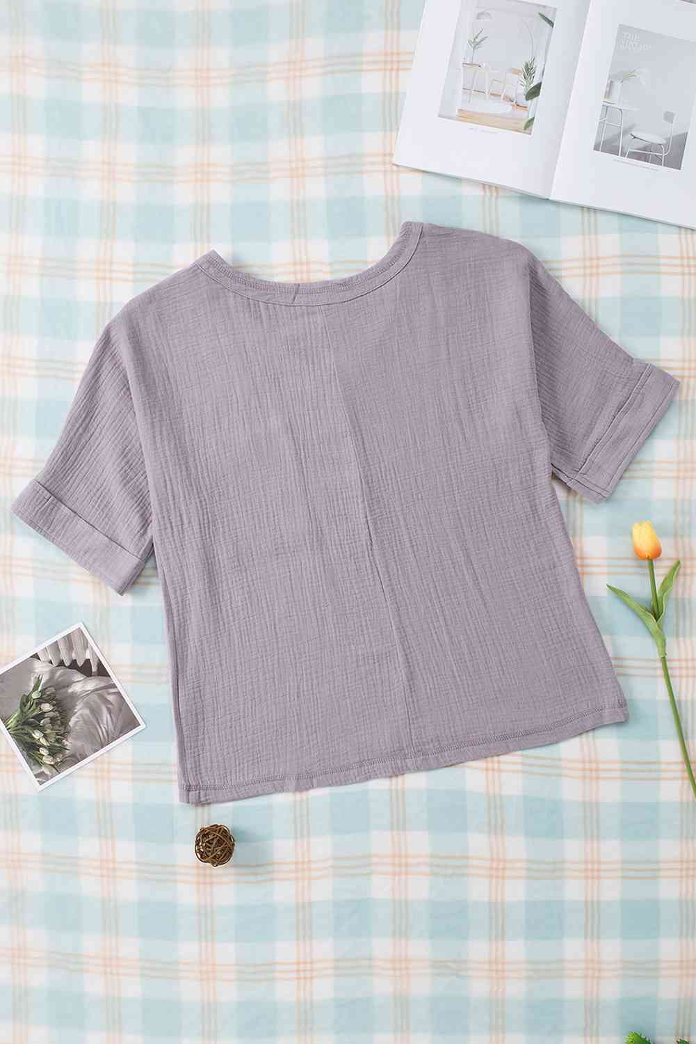 Blusa texturizada de media manga con cuello en V