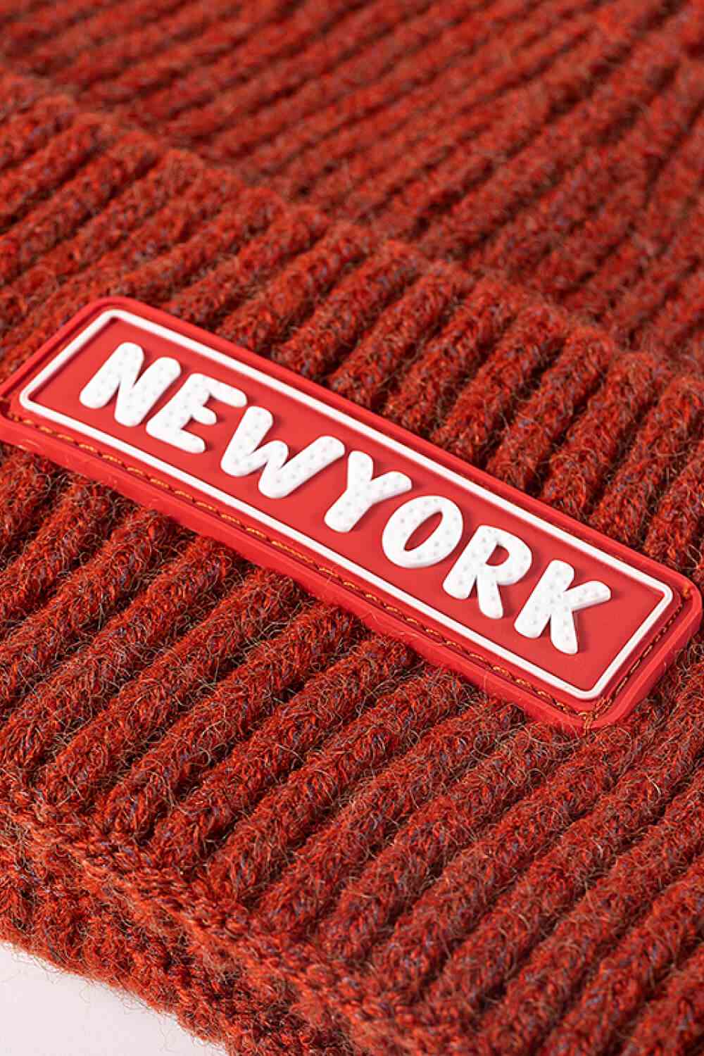 Bonnet à revers en tricot côtelé avec patch NEWYORK