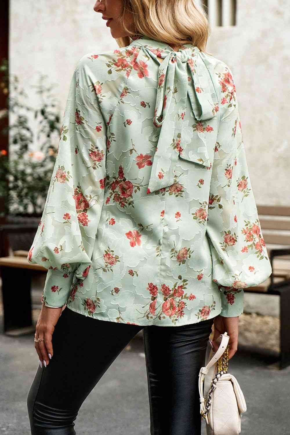 Blusa con manga farol y cuello simulado con estampado floral