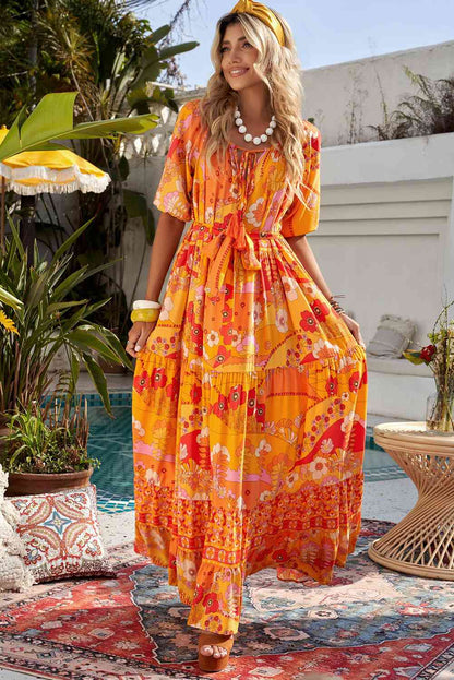 Vestido largo bohemio con cintura anudada y niveles