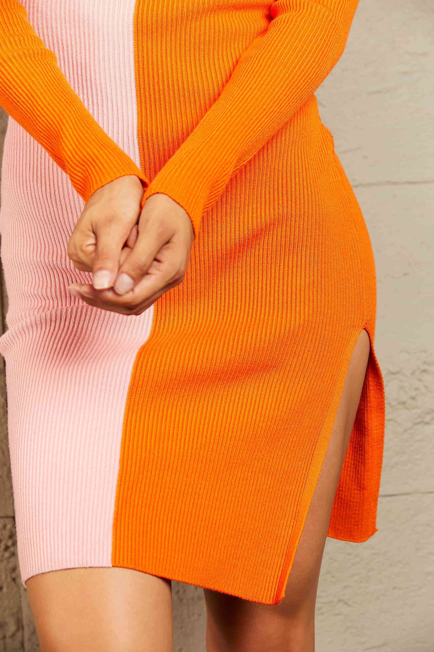 Vestido estilo suéter tejido con abertura en contraste derecho