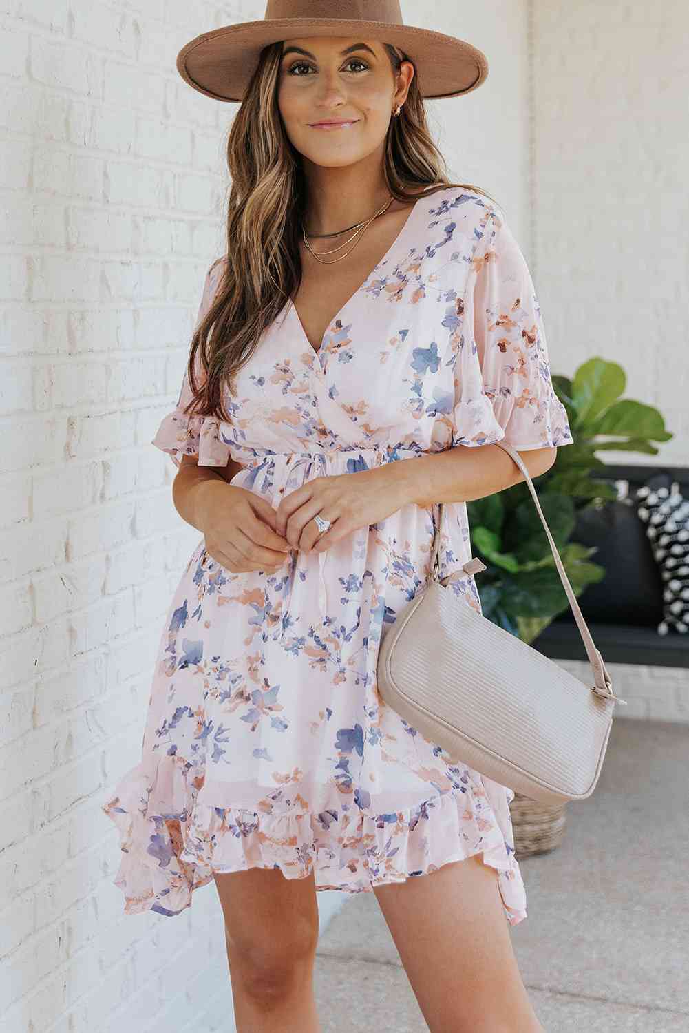 Vestido floral con cordón en la cintura y volantes