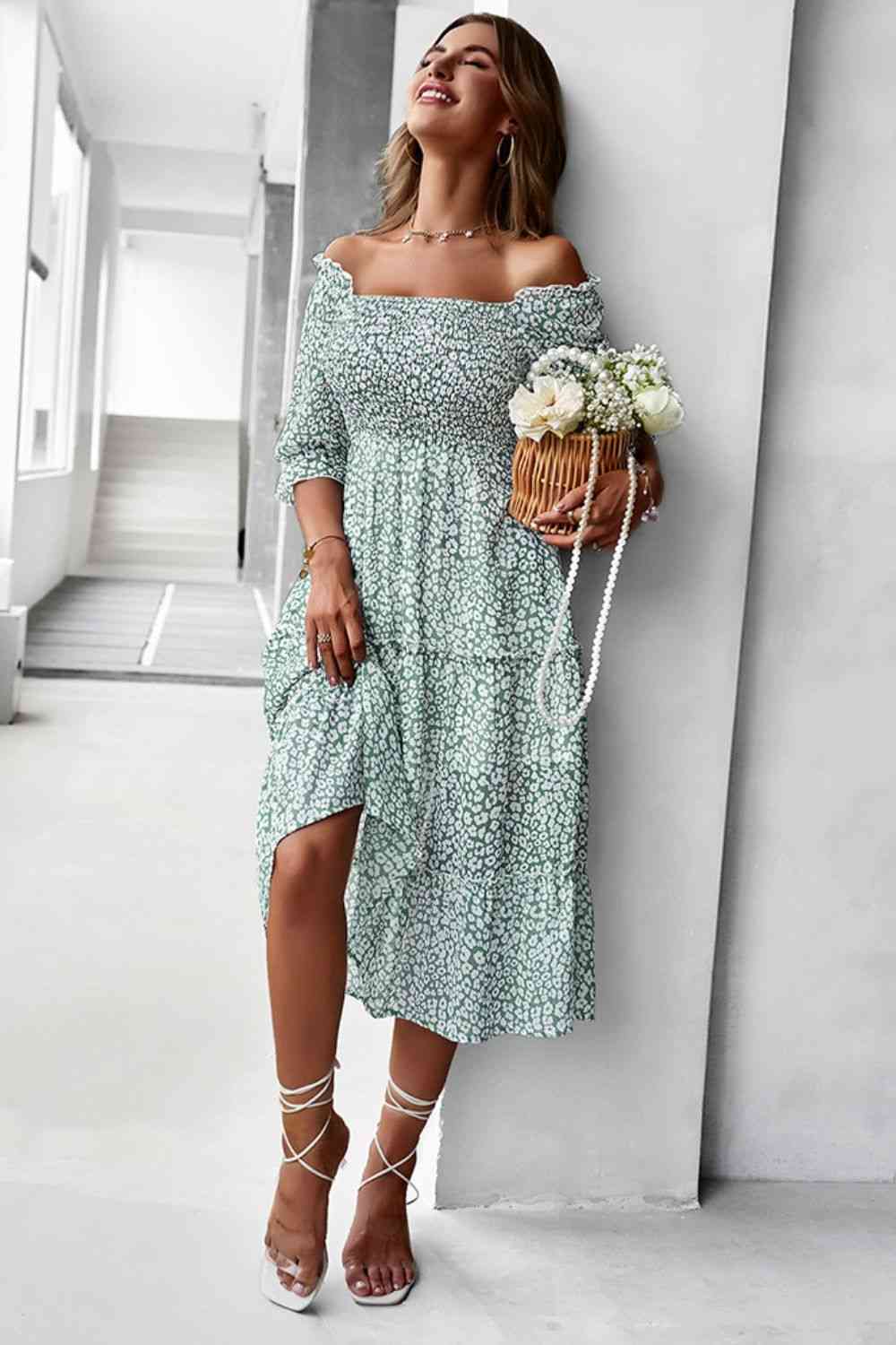 Robe midi smockée à petites fleurs et épaules dénudées