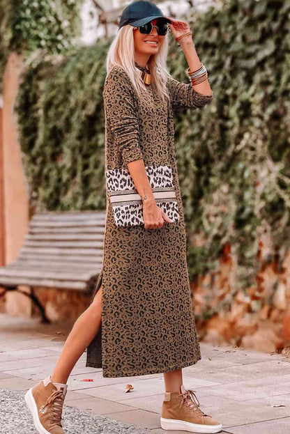 Vestido con abertura y manga larga con estampado de leopardo y cuello redondo