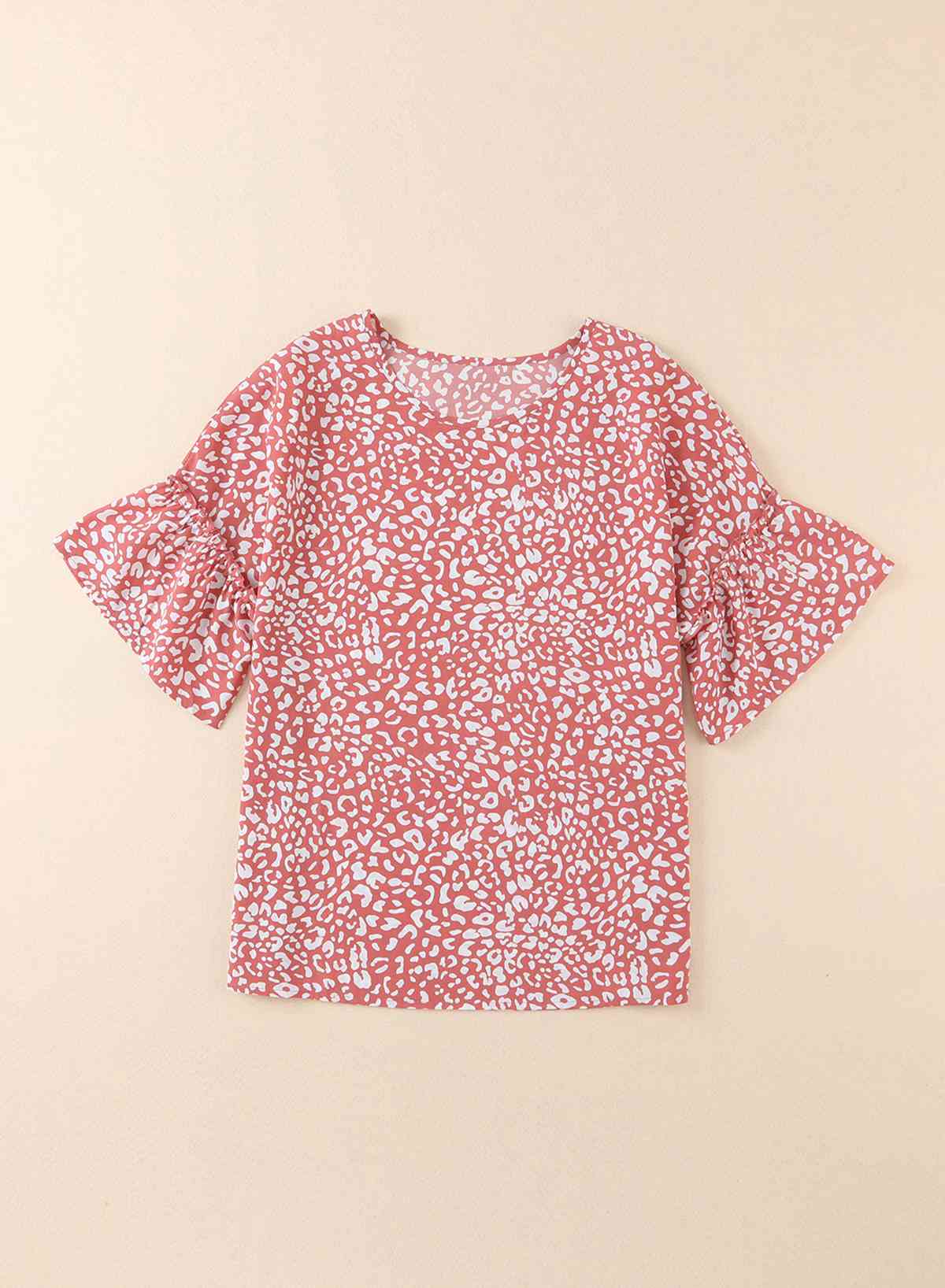 Blusa de leopardo con cuello redondo y ribete de volantes