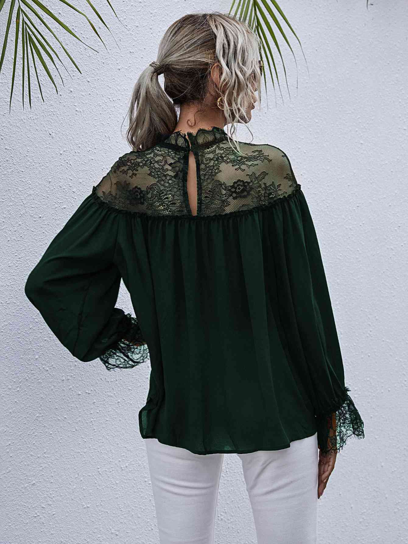 Blusa semitransparente con cuello simulado y ribete de encaje