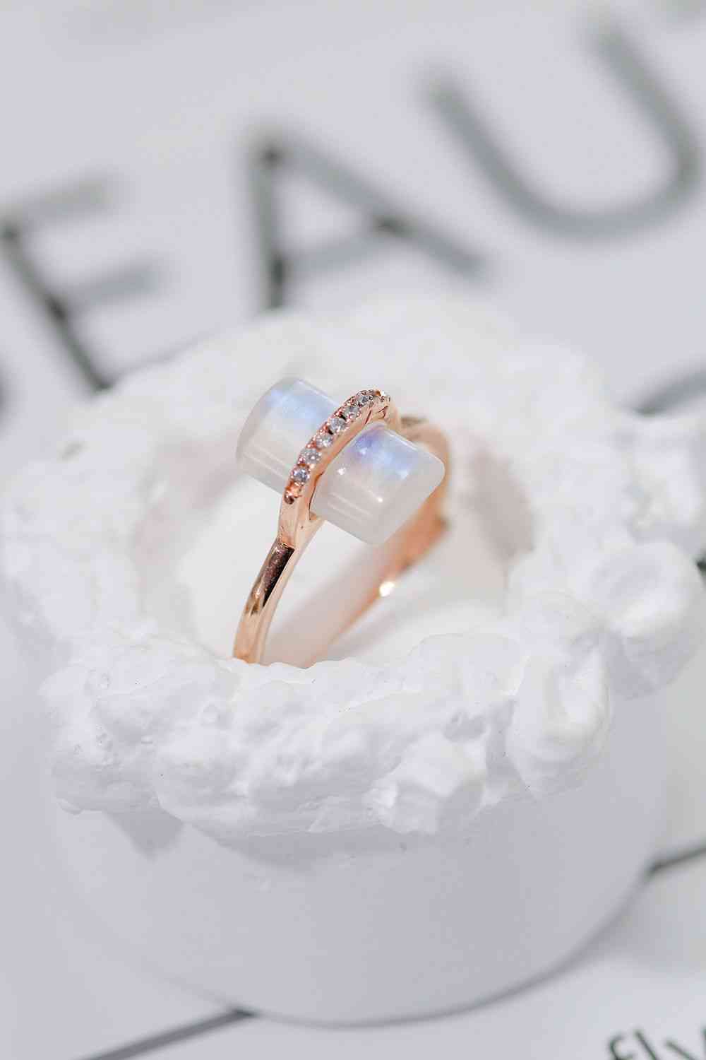 Anillo chapado en platino con piedra lunar natural