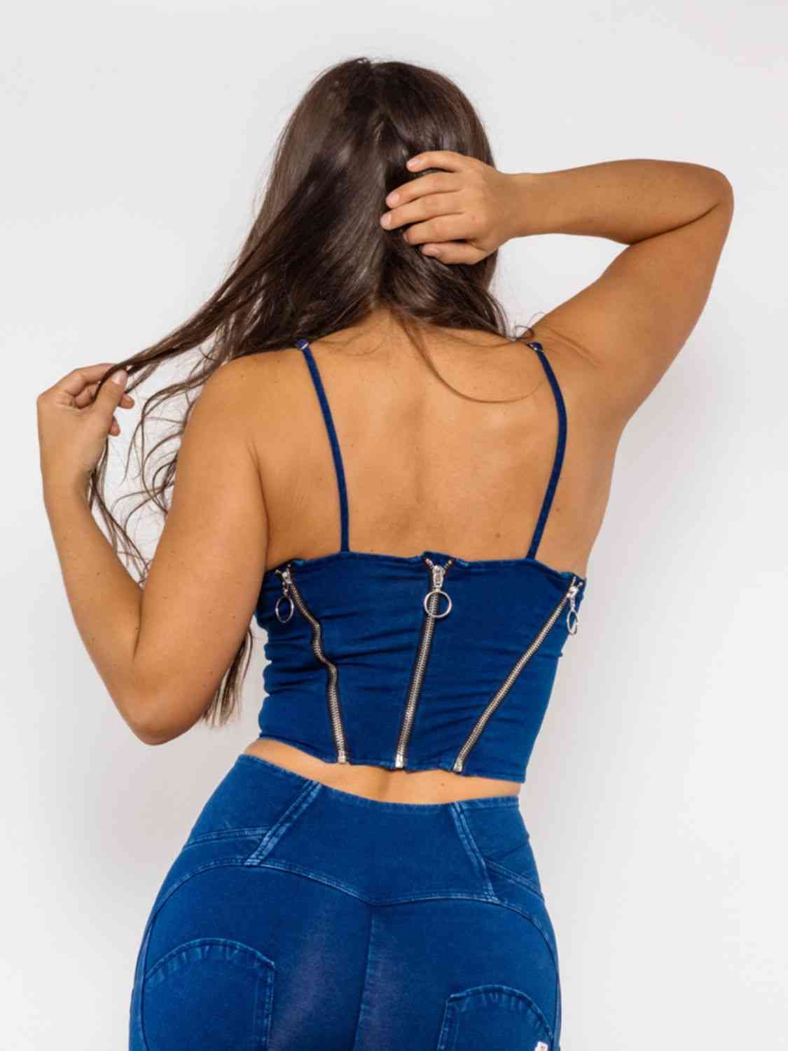 Top denim con escote corazón y detalle de cremallera