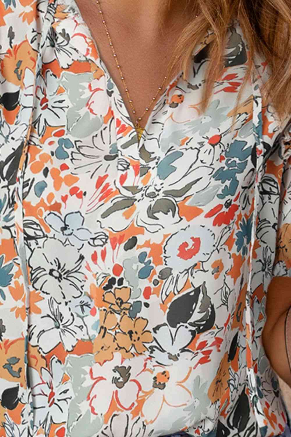 Blouse florale à col noué et épaules dénudées