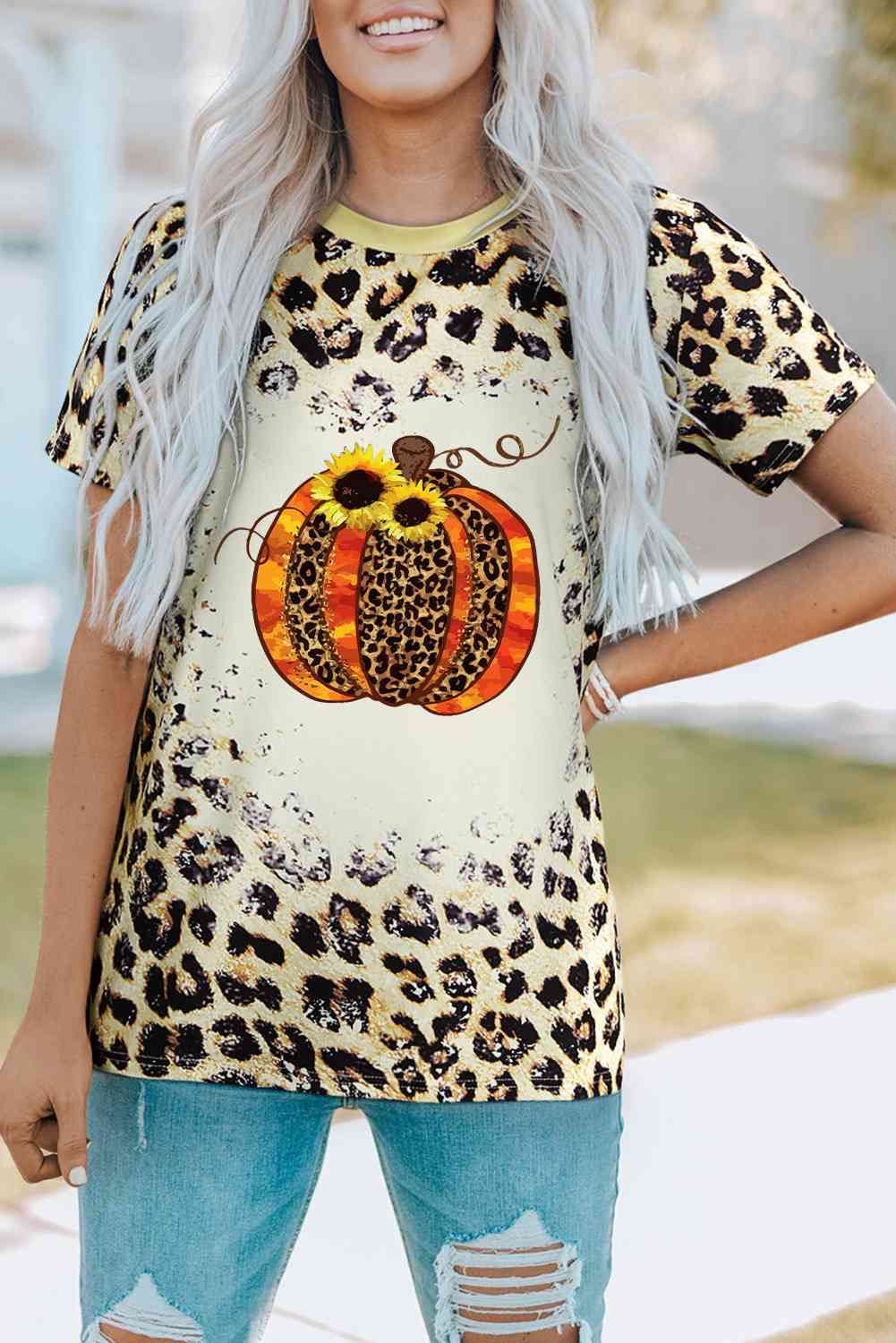 Camiseta con cuello redondo y estampado de calabaza y leopardo