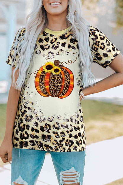 Camiseta con cuello redondo y estampado de calabaza y leopardo