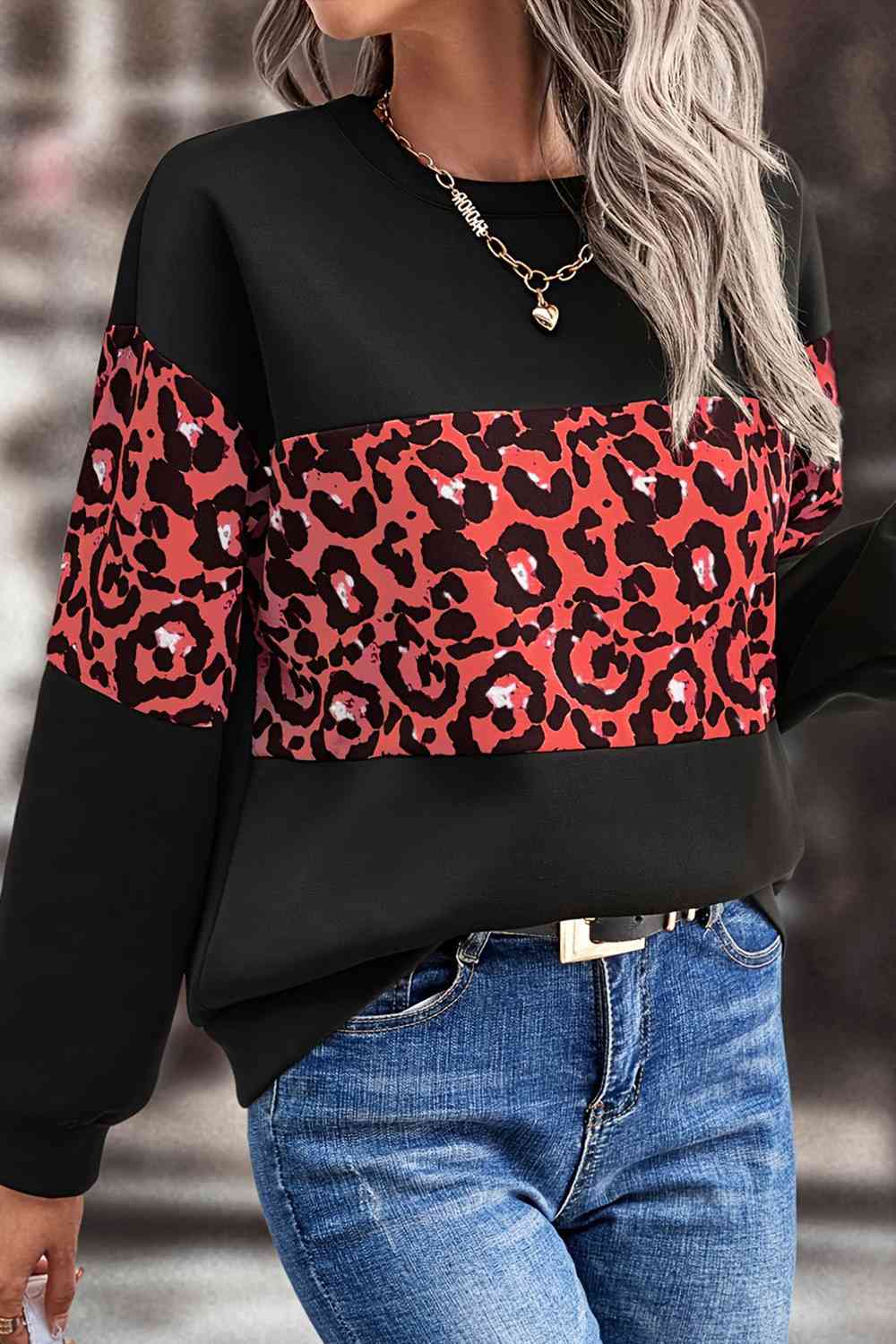 Sudadera con hombros caídos y estampado de leopardo