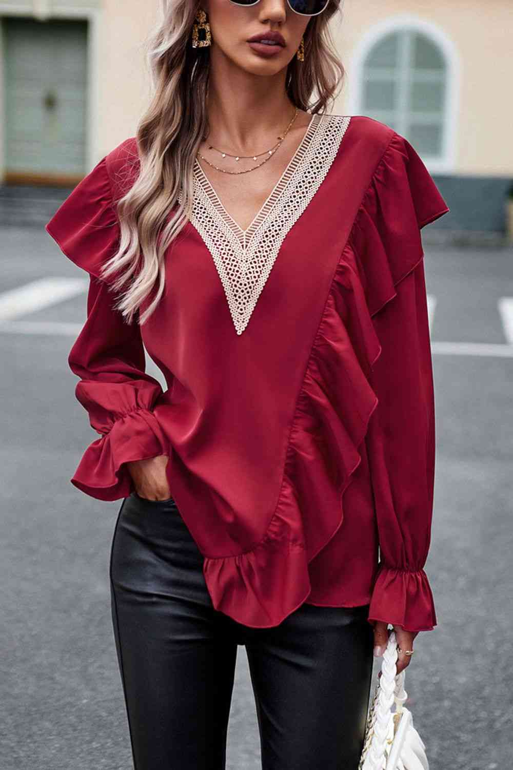 Blusa con cuello en V y manga con volante