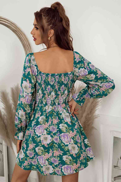 Vestido floral con cuello cuadrado y mangas con volantes