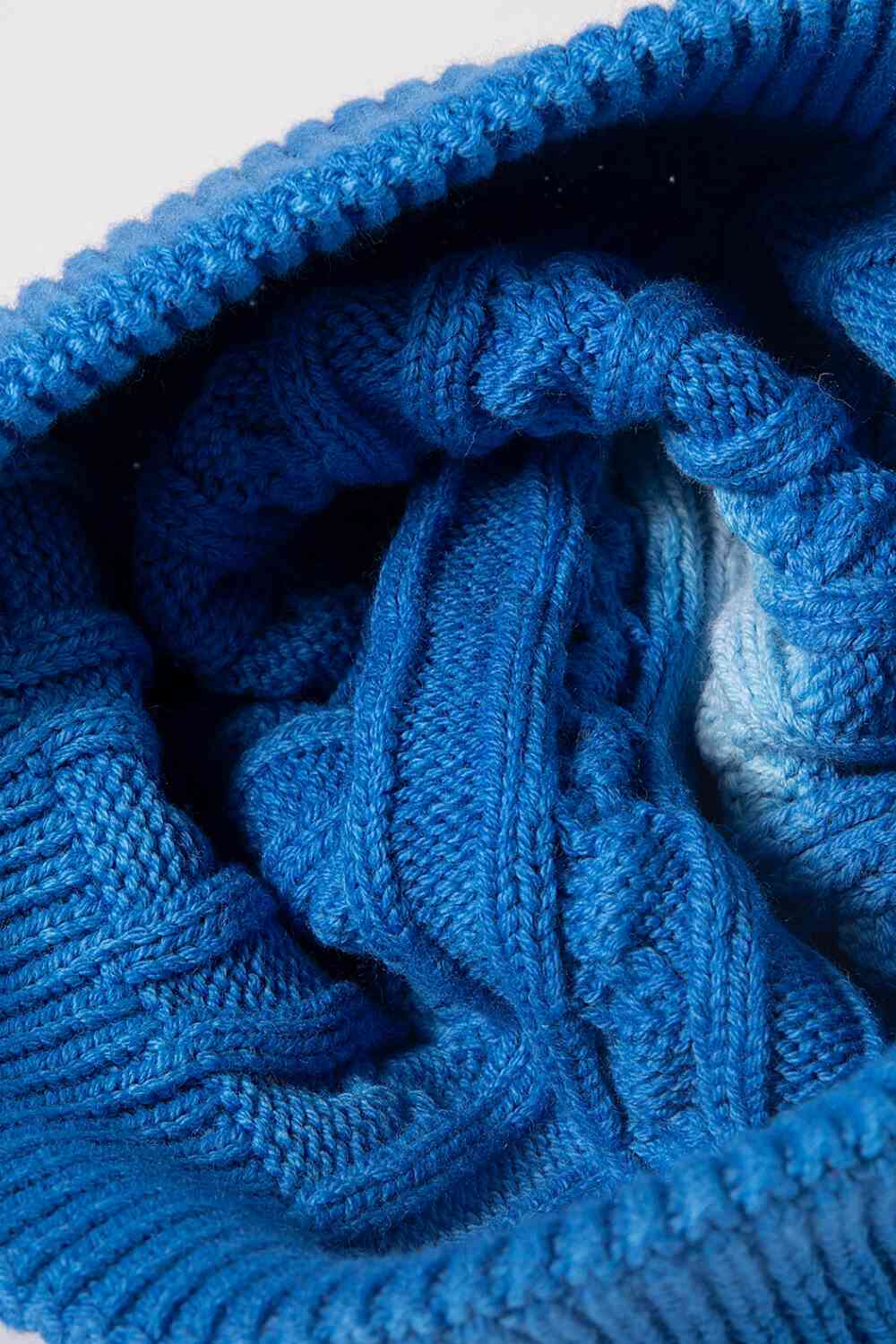 Bonnet à revers en tricot torsadé teint par nœuds contrasté