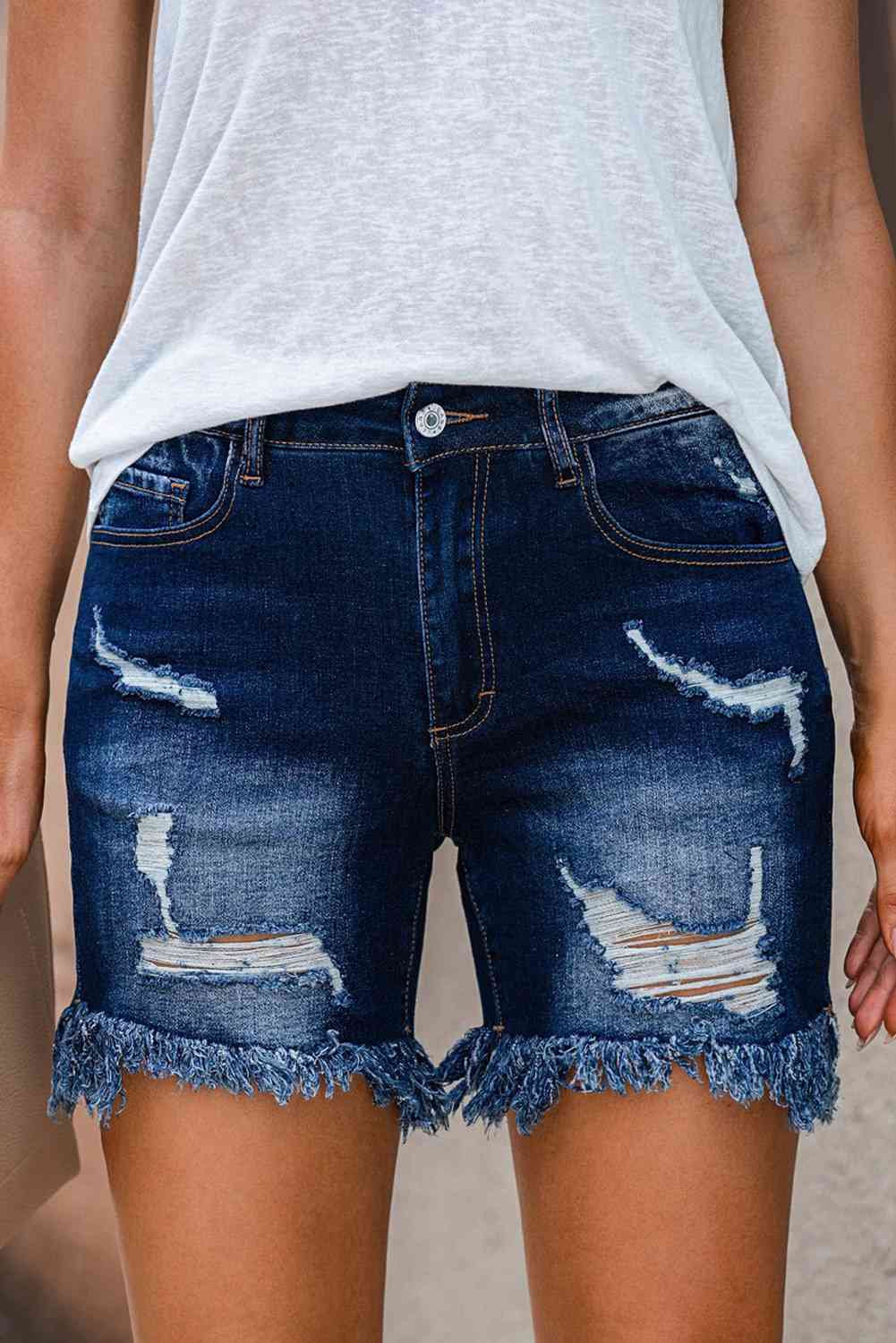 Short en jean effet vieilli à ourlet effiloché