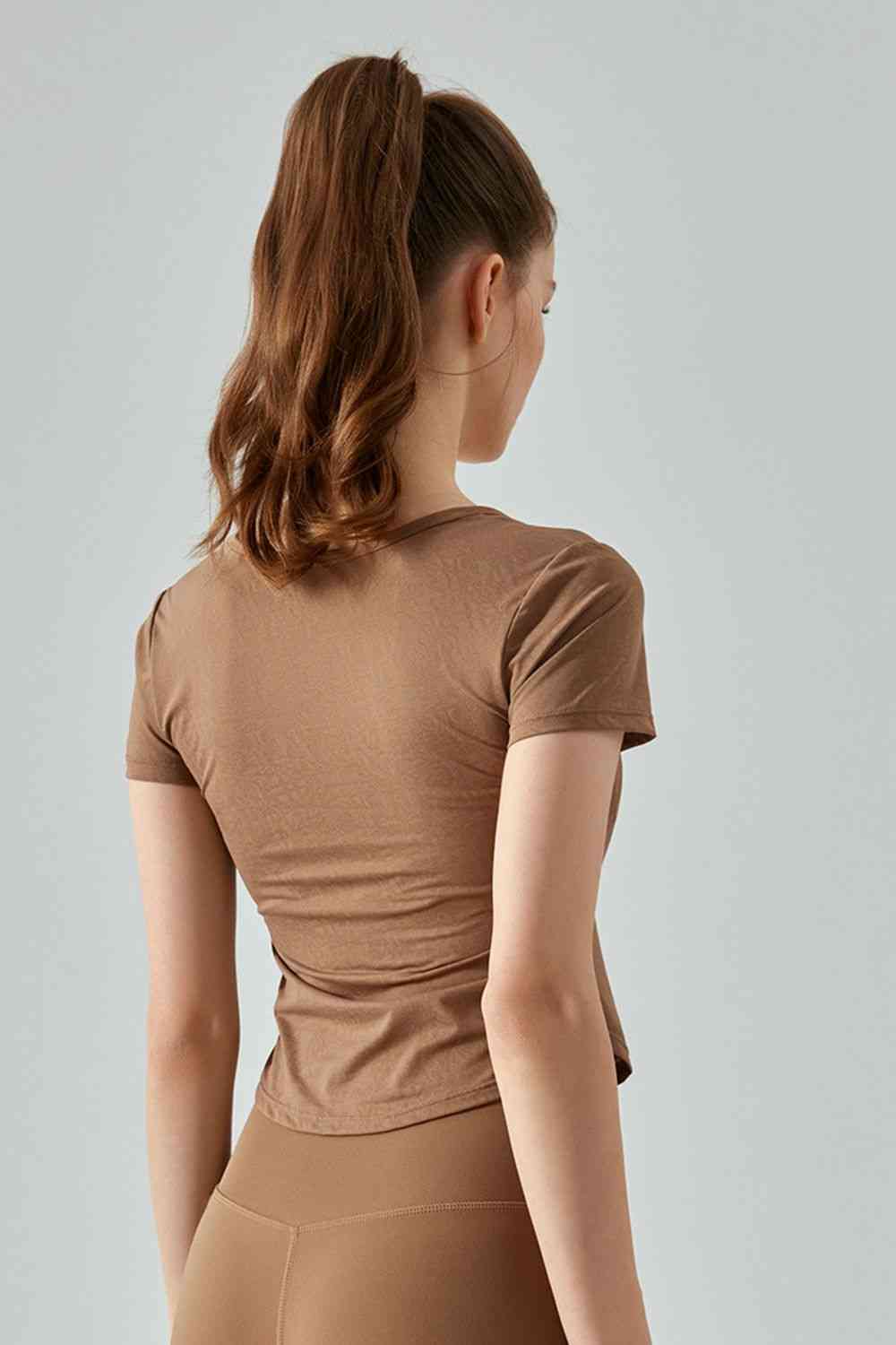 Camiseta deportiva de manga corta con cuello redondo