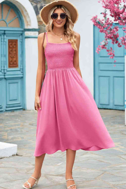 Robe midi smockée à bretelles fines