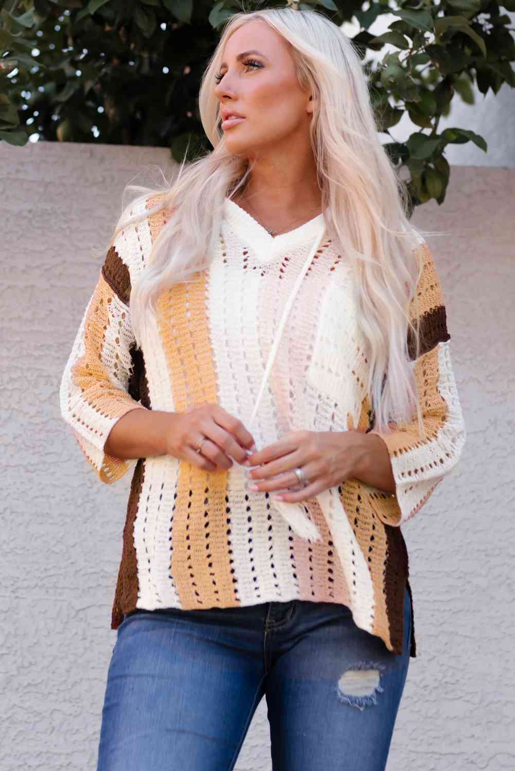 Suéter tejido con capucha y diseño calado con bloques de color derecho