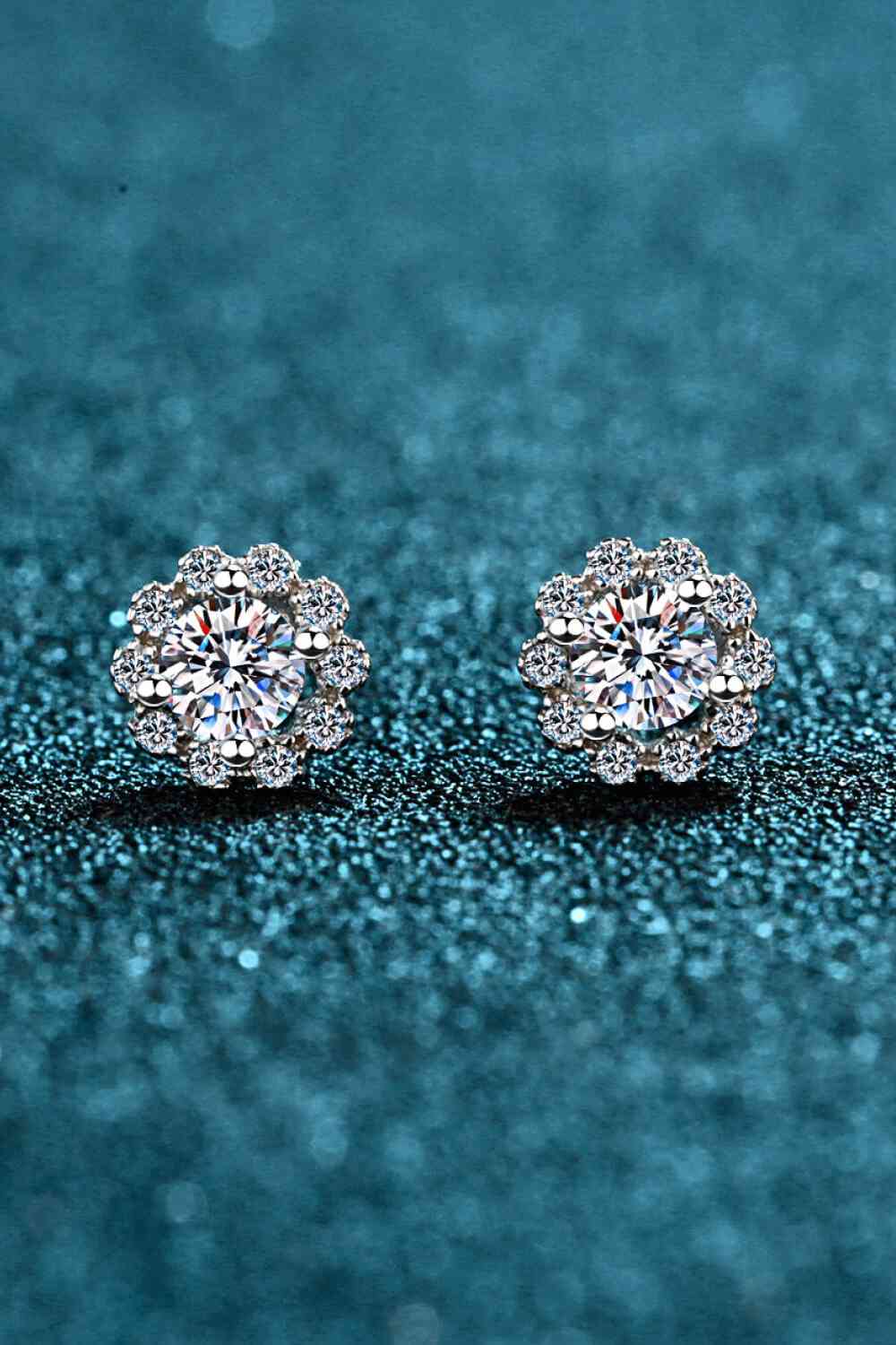 Boucles d'oreilles à tige en forme de fleur moissanite