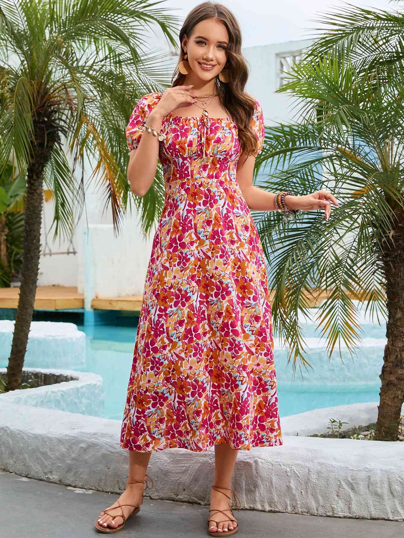 Vestido midi floral de manga corta con cuello cuadrado