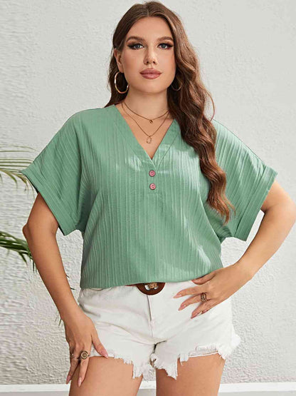 Top de manga corta con cuello en V y botones de talla grande